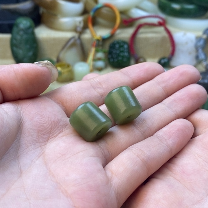 此***一和田玉未镶嵌颈饰