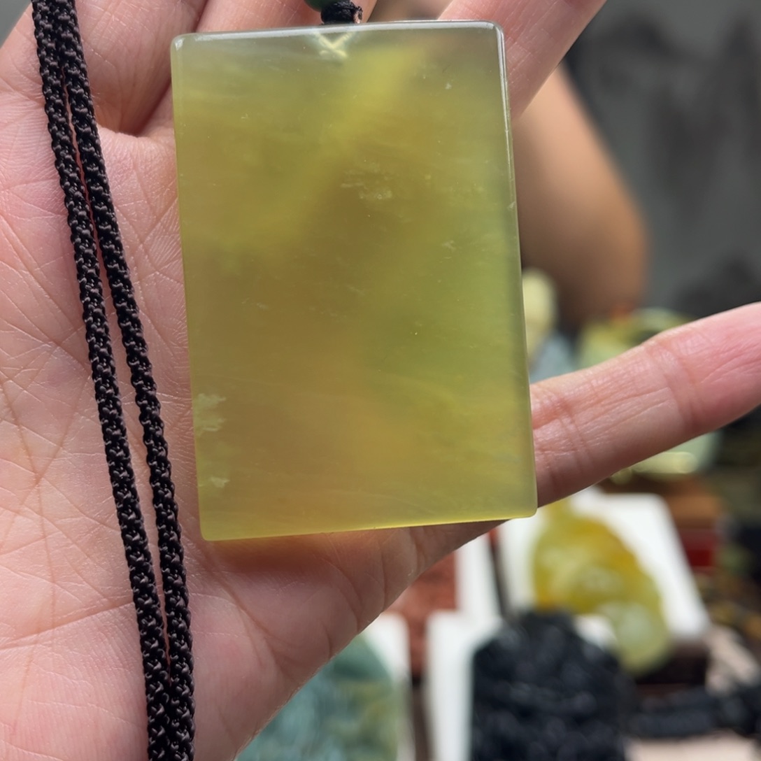 岫玉未镶嵌颈饰挂件