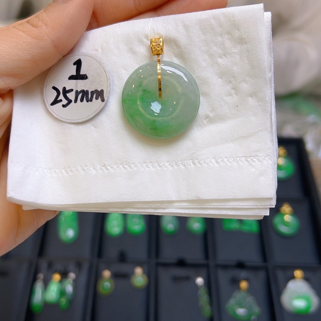 翡翠颈饰18K金镶嵌翡翠