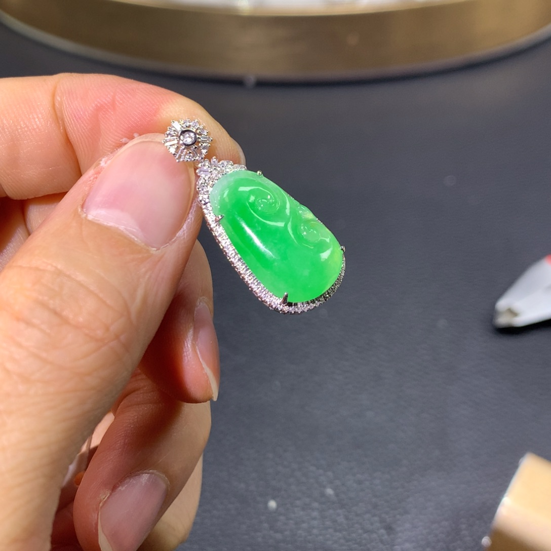 翡翠颈饰18K金镶嵌翡翠