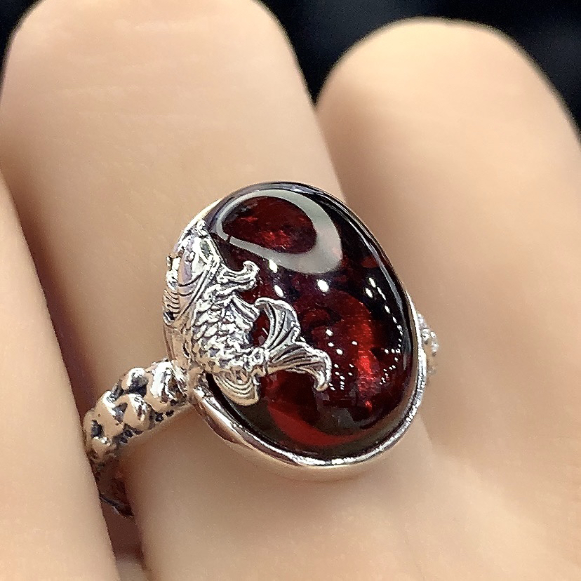 锦鲤浪花椭圆血色琥珀戒指