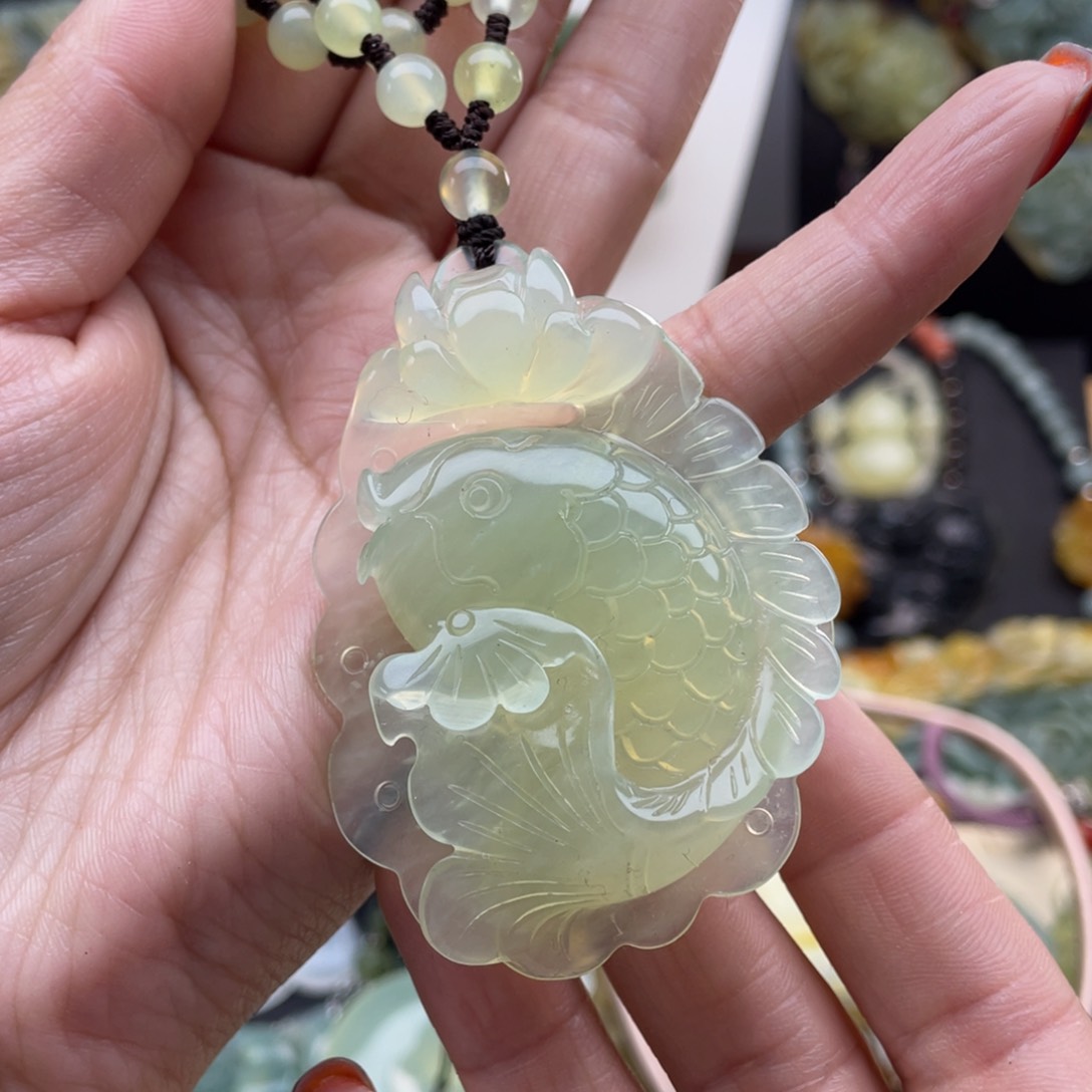 蛇纹石玉颈饰未镶嵌闭****鱼