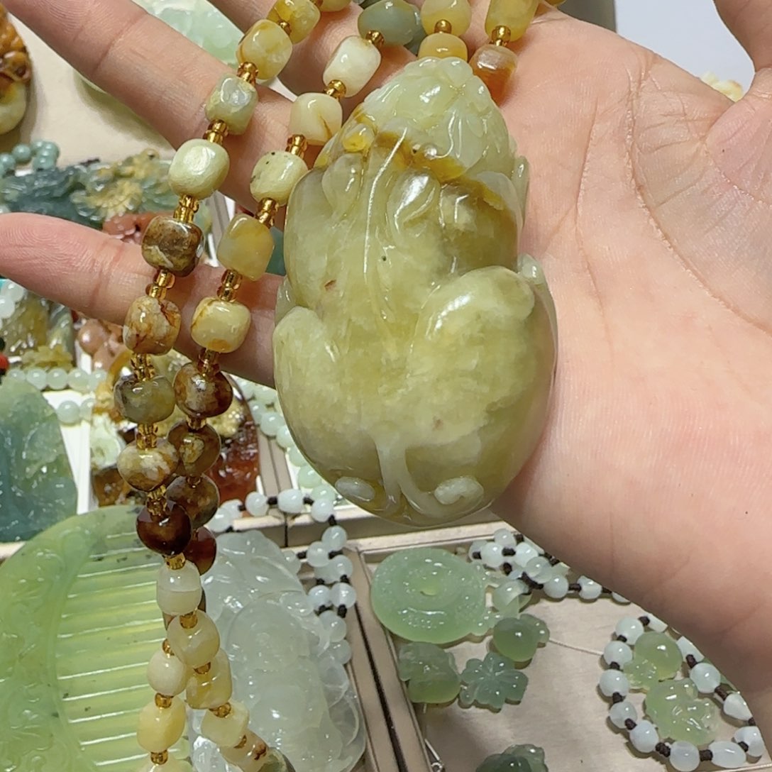 未镶嵌蛇纹石玉吊坠