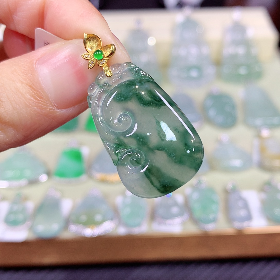 翡翠18K金镶嵌颈饰如意