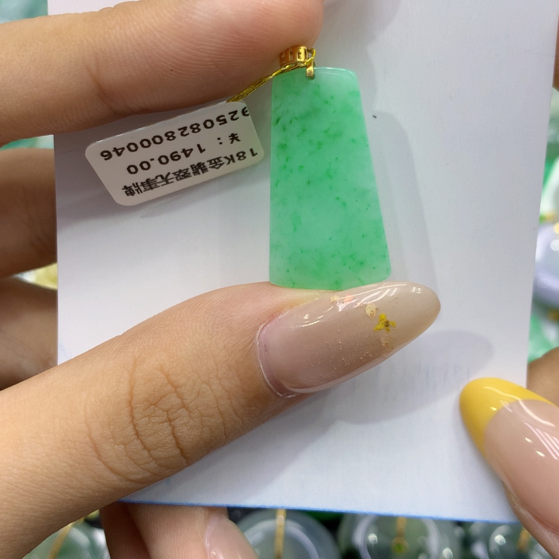 颈饰18K金镶嵌翡翠