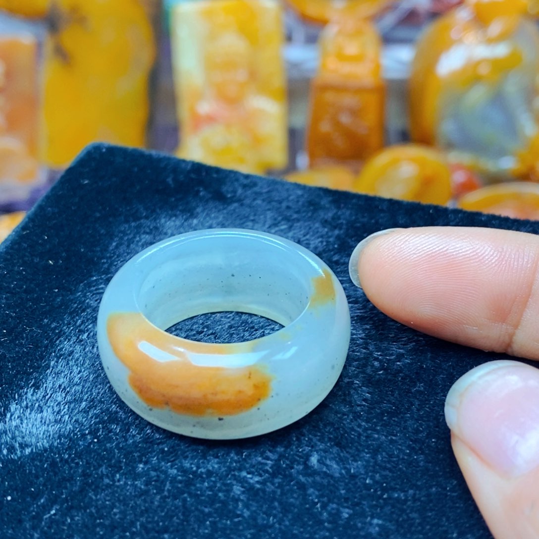 未镶嵌石英质玉（黄龙玉）颈饰