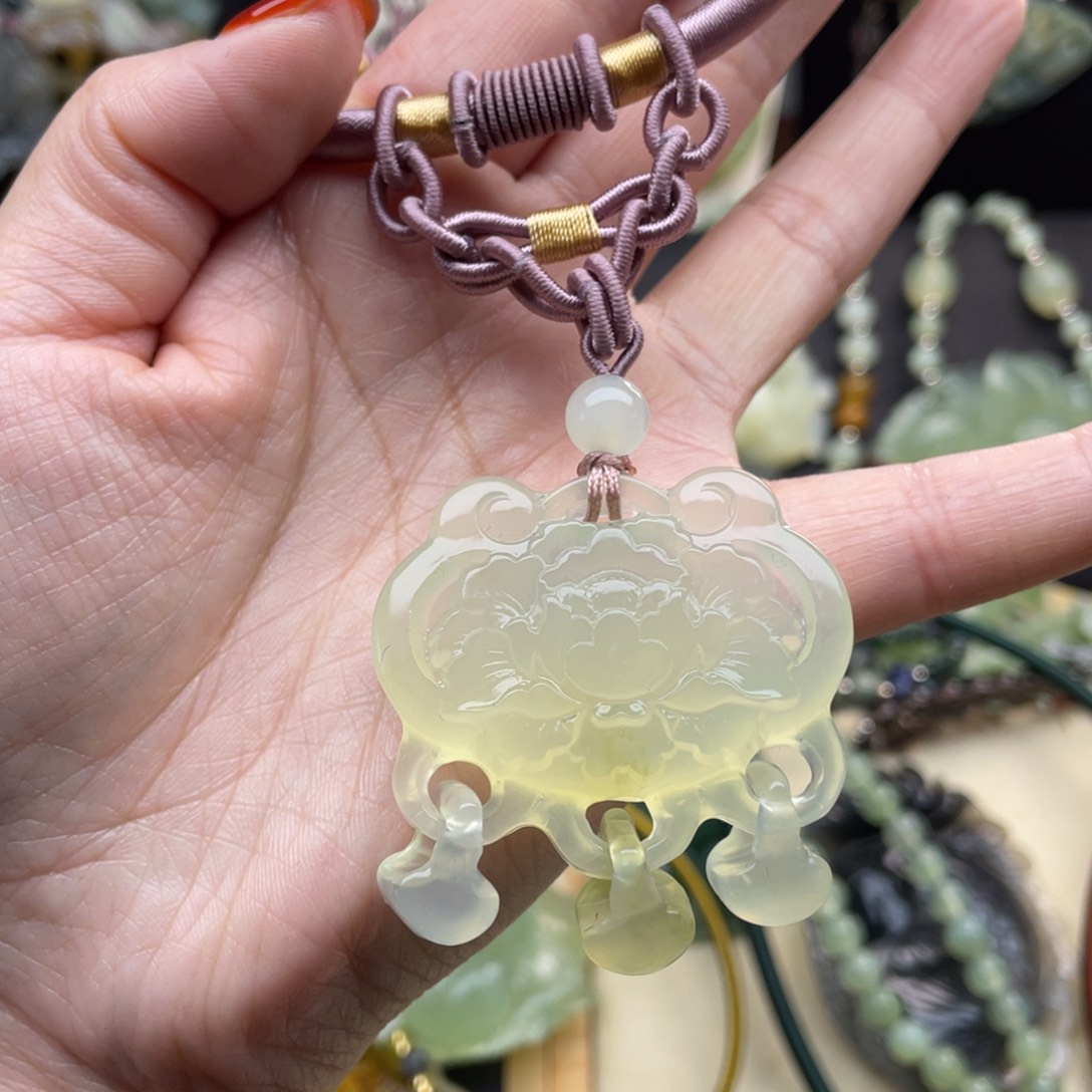 蛇纹石玉颈饰未镶嵌