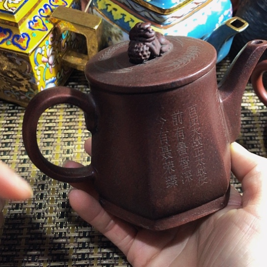 紫砂茶壶原矿泥料手工制作的紫砂壶。