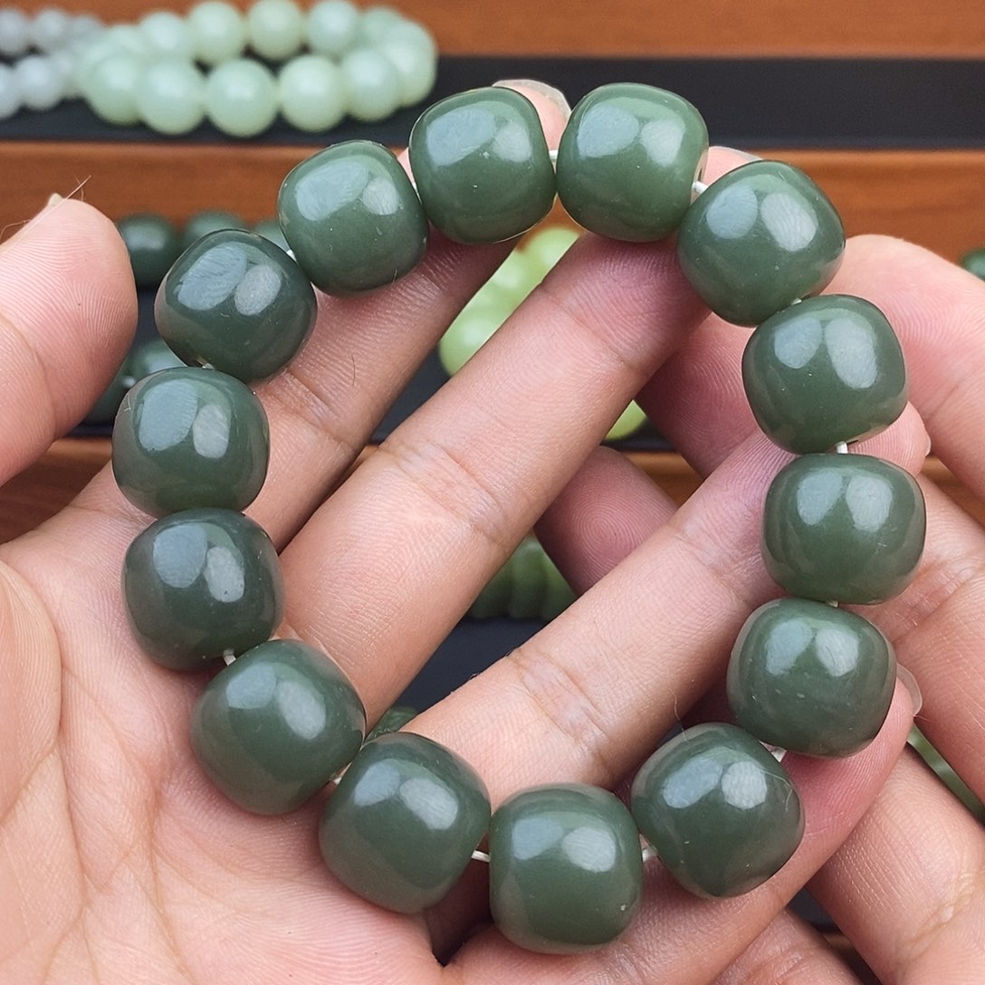 用***天手串未镶嵌和田玉