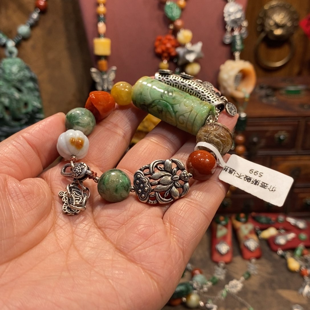 翡翠吊坠(赠链)未镶嵌