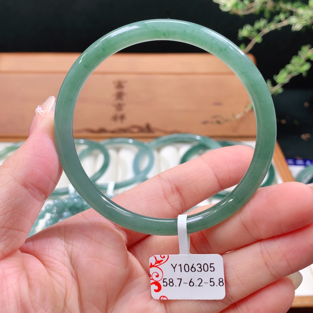 翡翠手镯未镶嵌天然