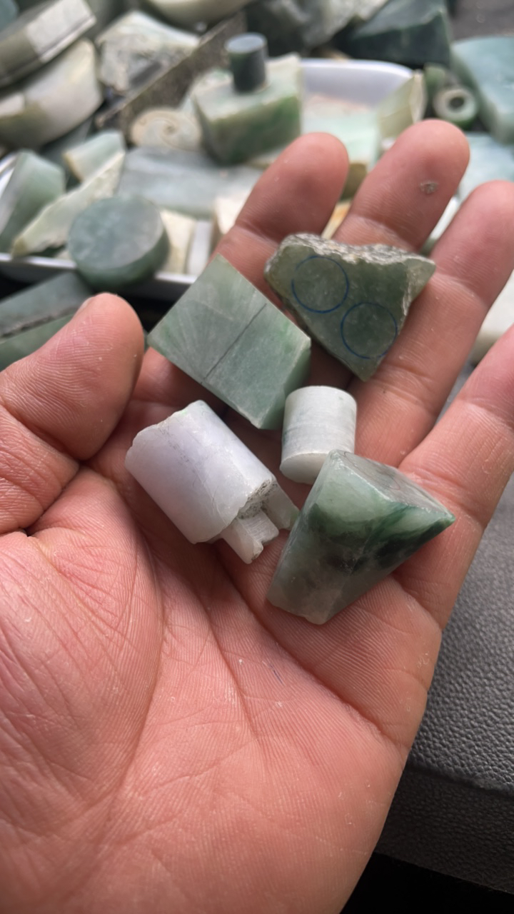 天然缅甸翡翠边料