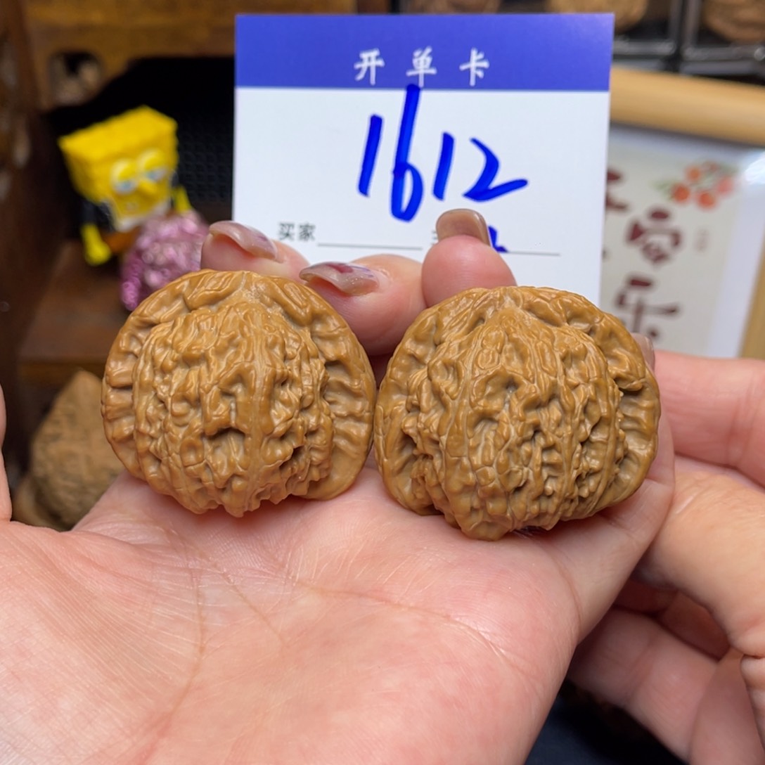 桃核把件白狮子41李。  