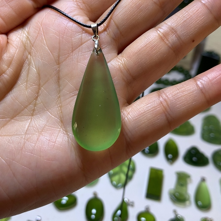 岫玉未镶嵌颈饰吊坠