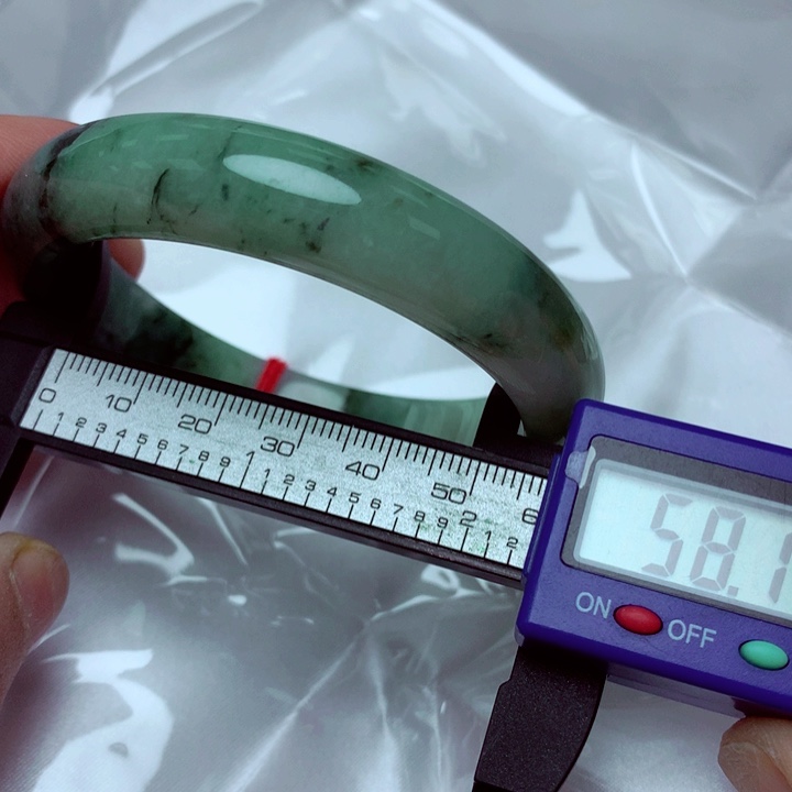 翡翠手镯未镶嵌手镯