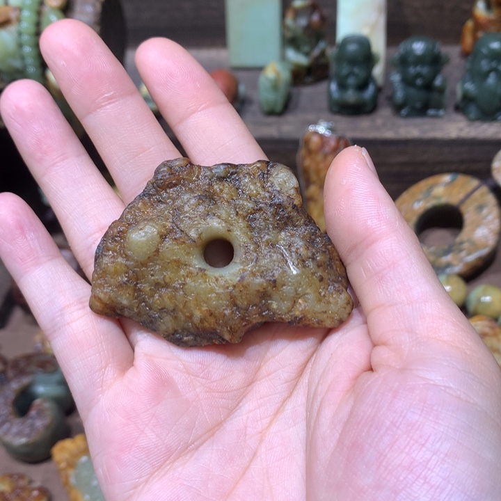 未镶嵌岫岩河磨玉（透闪石质玉）挂件