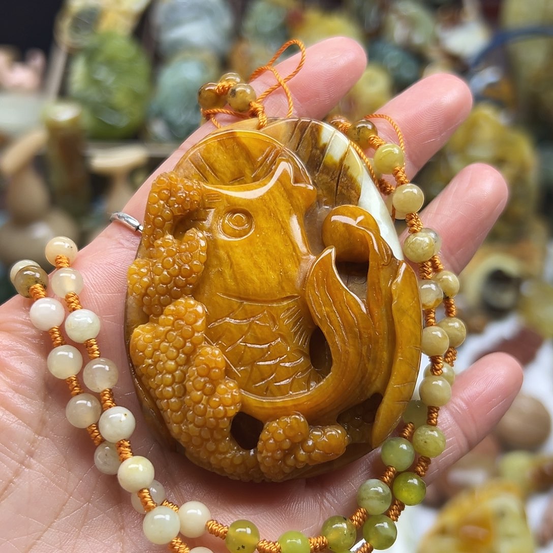 岫玉未镶嵌颈饰花玉原皮鱼
