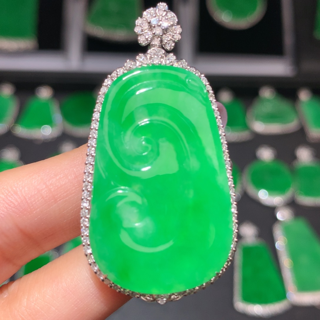 翡翠颈饰18K金镶嵌翡翠