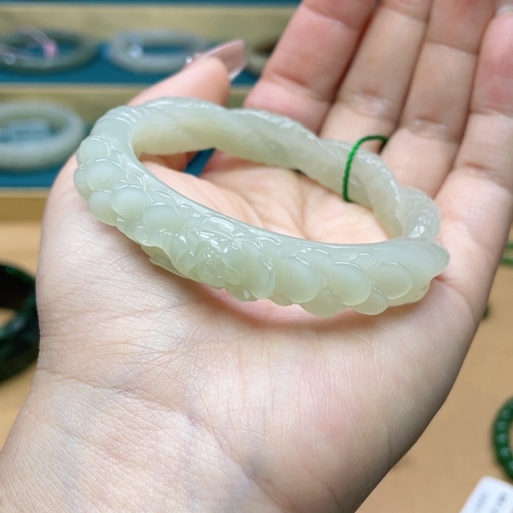 和田玉手镯56圈口。编号23未镶嵌