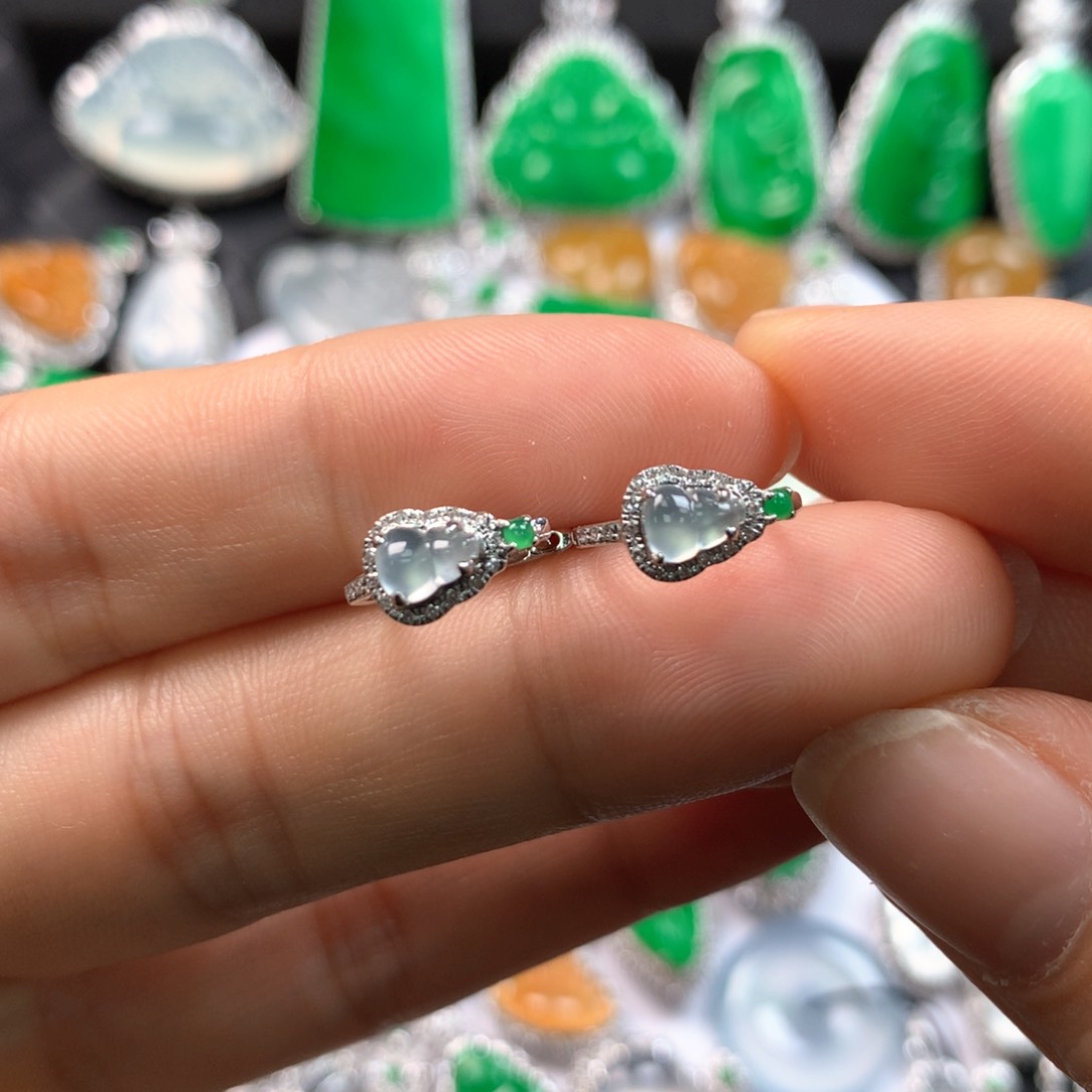 翡翠18K金镶嵌颈饰葫芦耳包