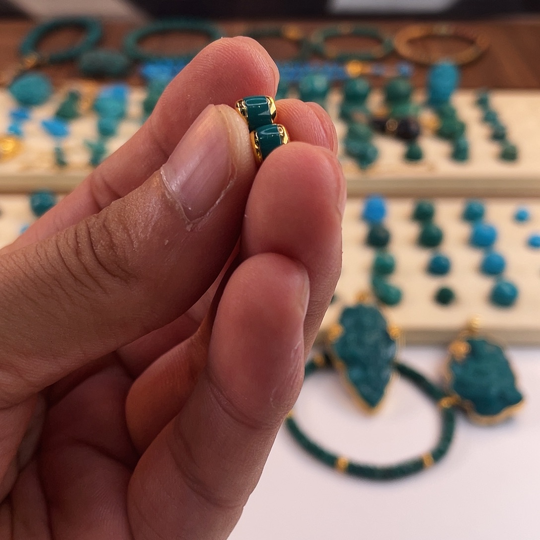 绿松石未镶嵌颈饰