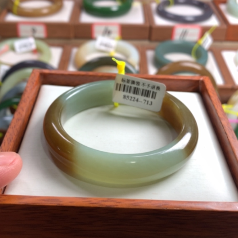 【闪购商品】和田玉手镯未镶嵌52