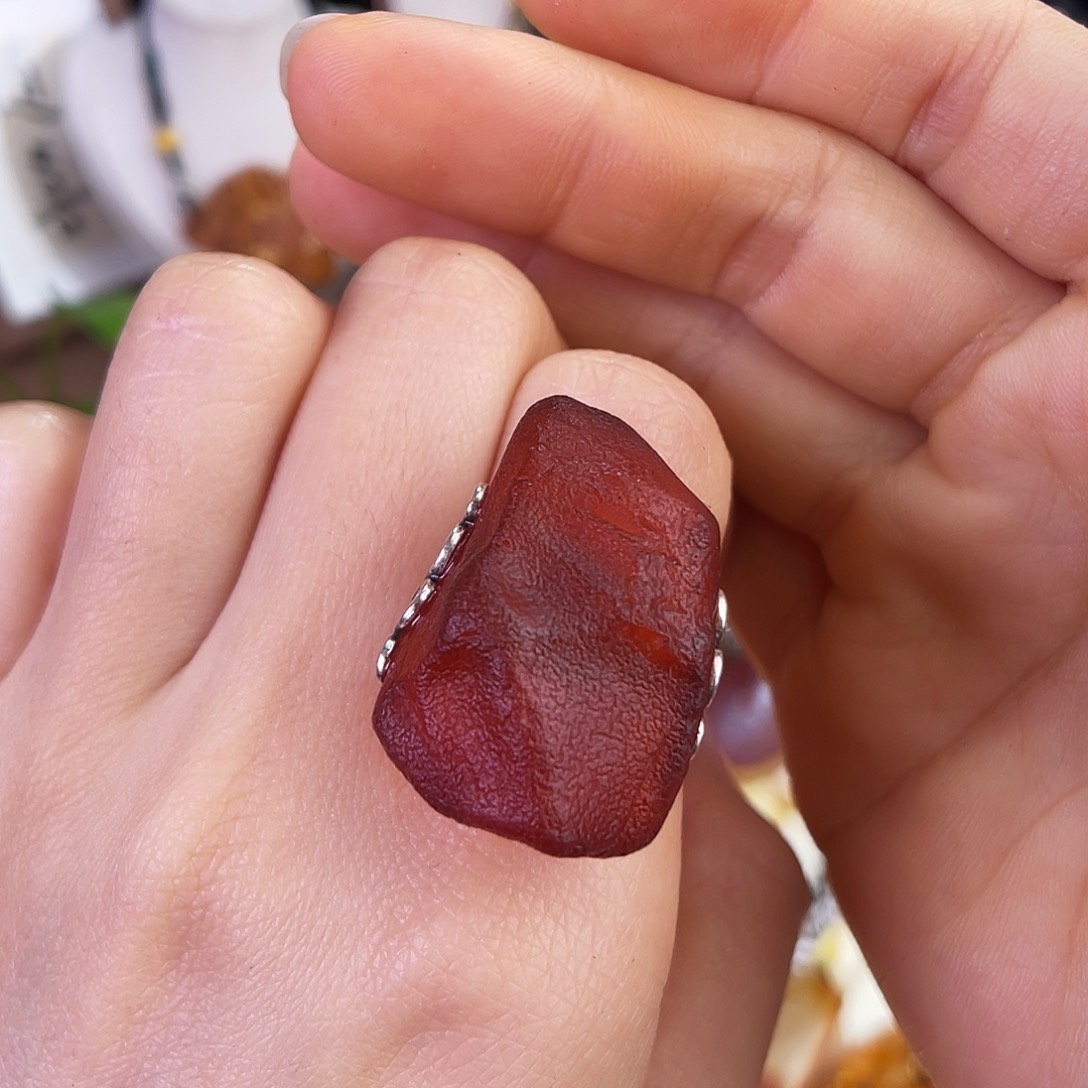 琥珀珠宝奇石未镶嵌。