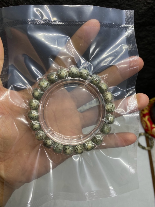 海南原生态石玉料绿手串