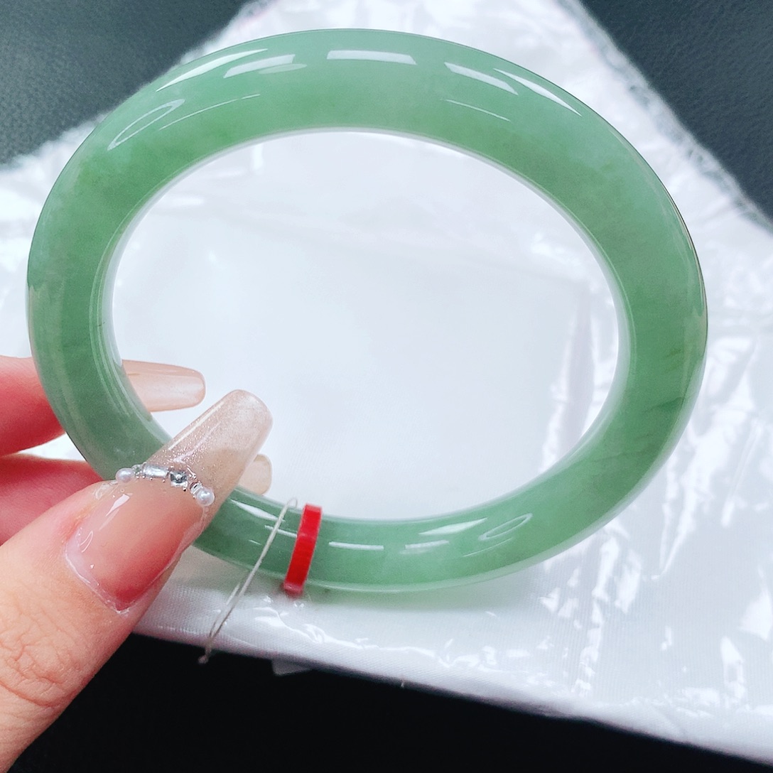 翡翠手镯未镶嵌56圈