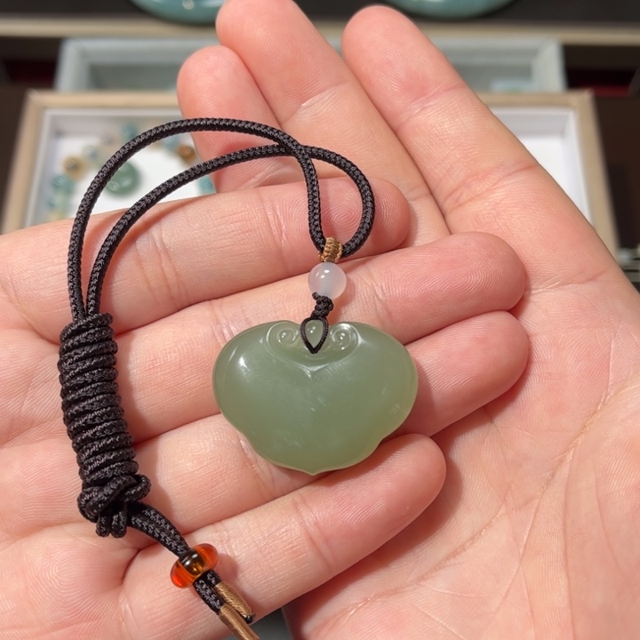 ****花和田玉未镶嵌颈饰