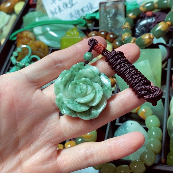 蛇纹石玉颈饰未镶嵌