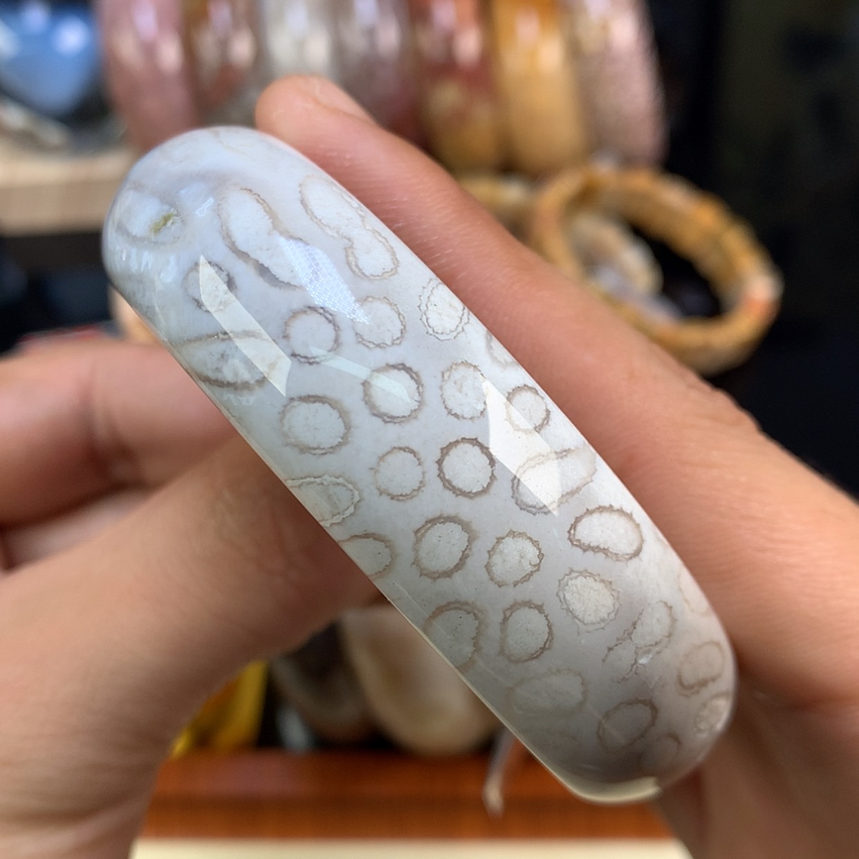 【闪购商品】颈饰未镶嵌硅化珊瑚（珊瑚玉）109号白共生豹纹59.8圈