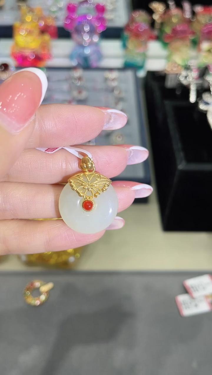 18K金镶嵌和田玉吊坠