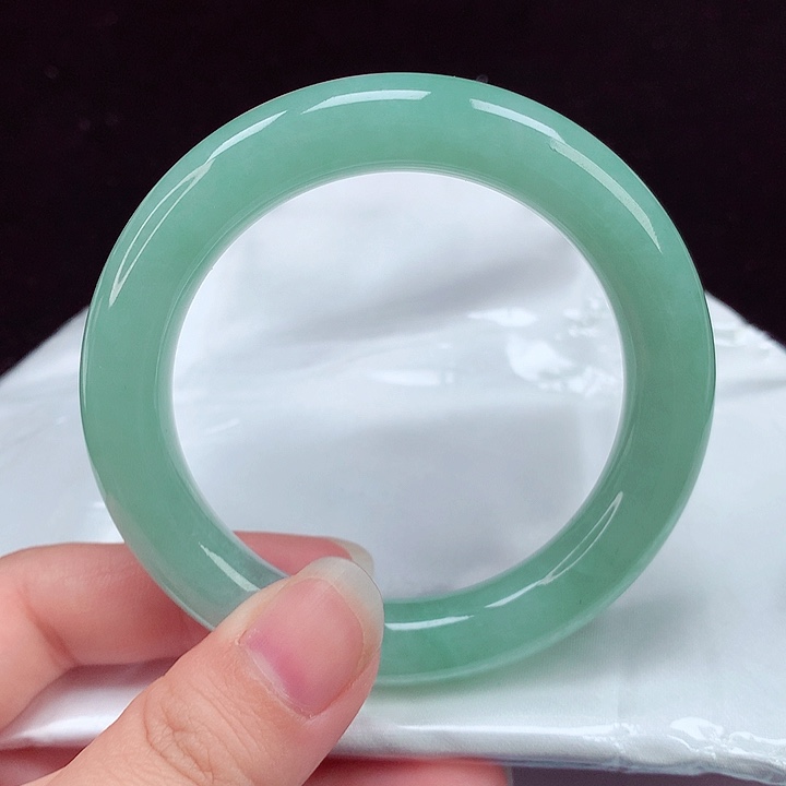 翡翠手镯未镶嵌翡翠