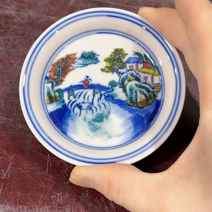 瓷片/////直径10厘米。红。