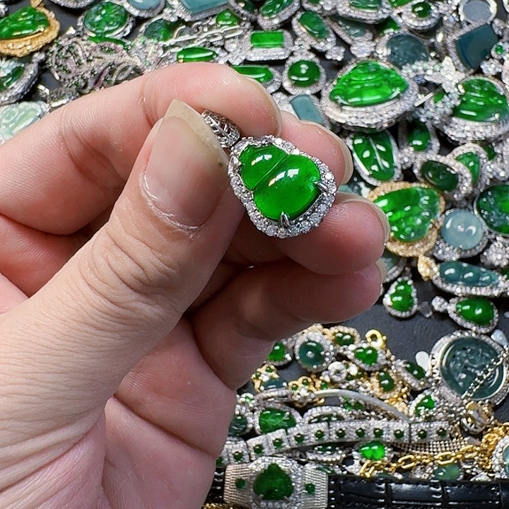 翡翠颈饰未镶嵌天然A货翡翠放漏