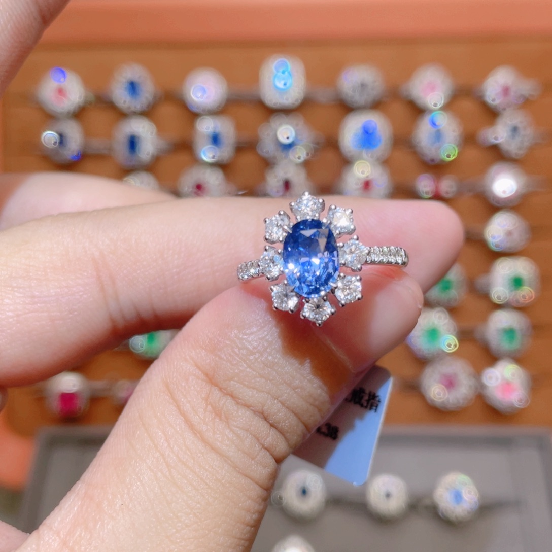 18K金镶嵌蓝宝石戒指1.55ct 无烧矢车菊