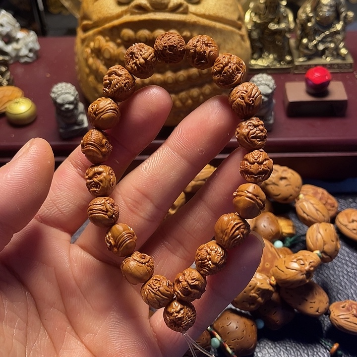 龙纹桃核雕刻恶僧全家福