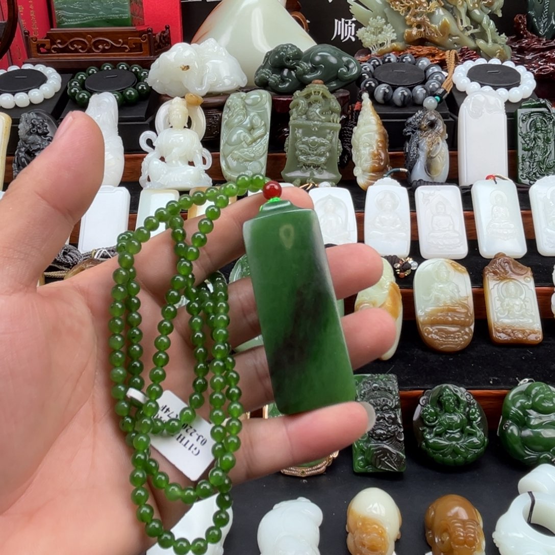 秋***荷和田玉未镶嵌挂件