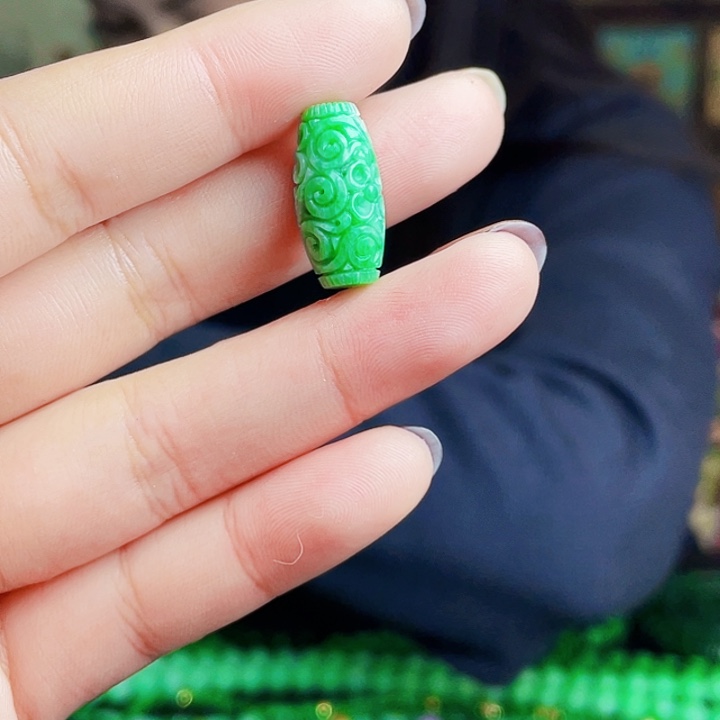 翡翠未镶嵌颈饰多样性