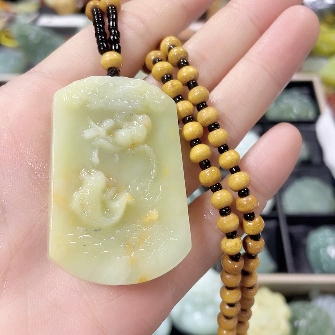 蛇纹石玉未镶嵌颈饰