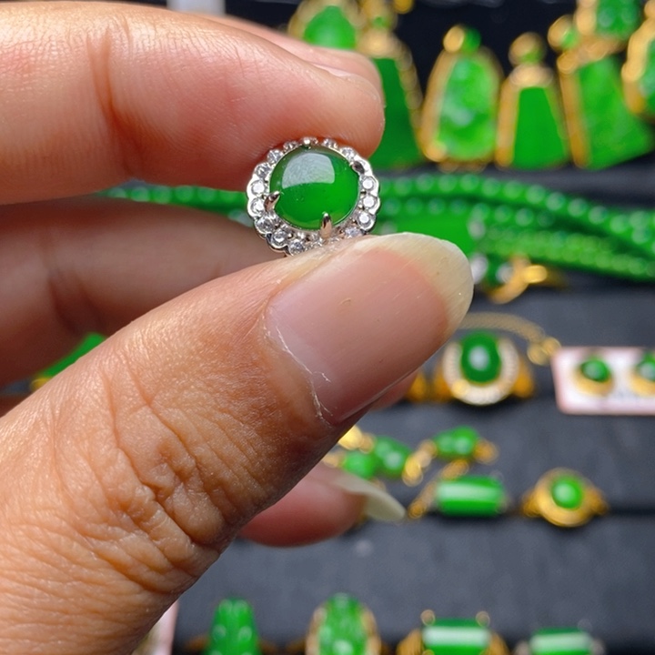 翡翠颈饰未镶嵌回**.