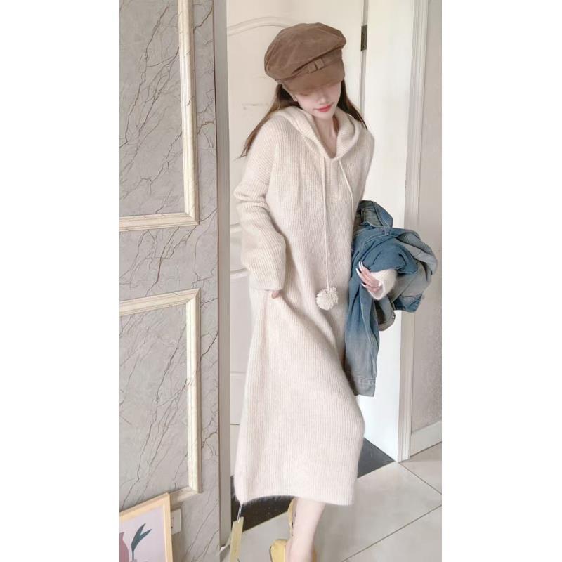 【100山羊绒】拉绒工艺250414-慵懒风时尚竖坑条连帽针织连衣裙