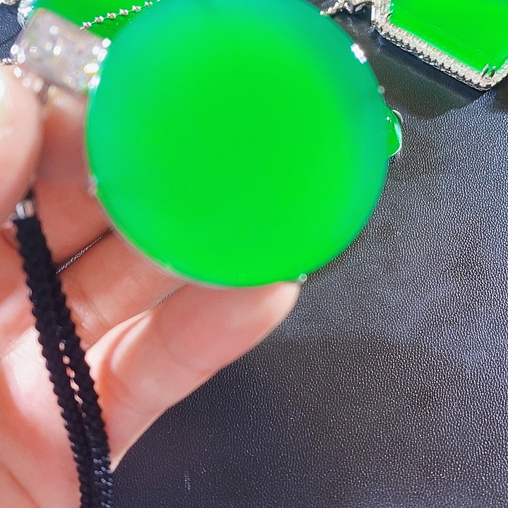 只买单纯的吊坠，没带链子，属的性质。无