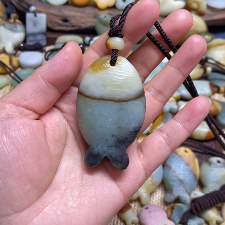 句***庄蛇纹石玉未镶嵌颈饰