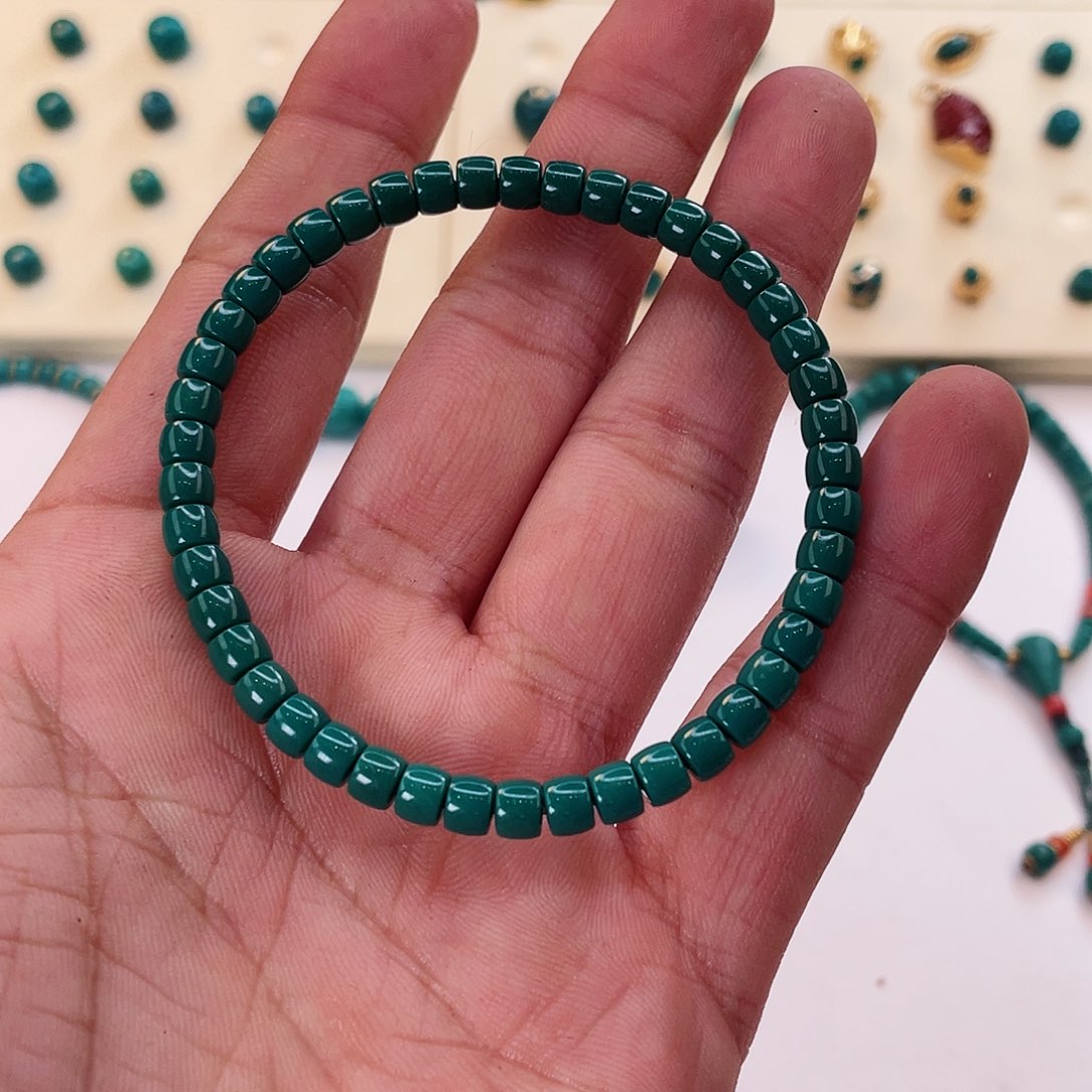 绿松石颈饰未镶嵌