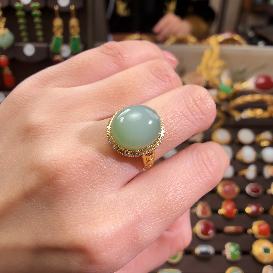 颈饰18K金镶嵌和田玉卓*