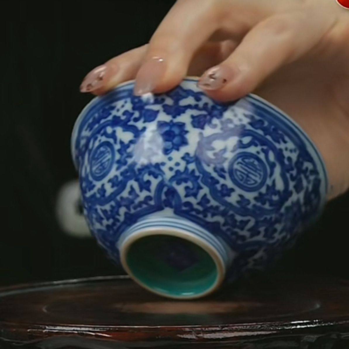 Y内松石绿地外青花团寿纹杯