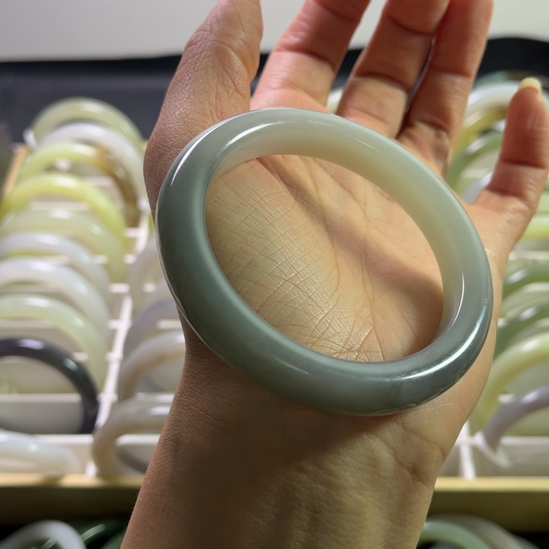 和田玉手镯57.8圈未镶嵌反**茶