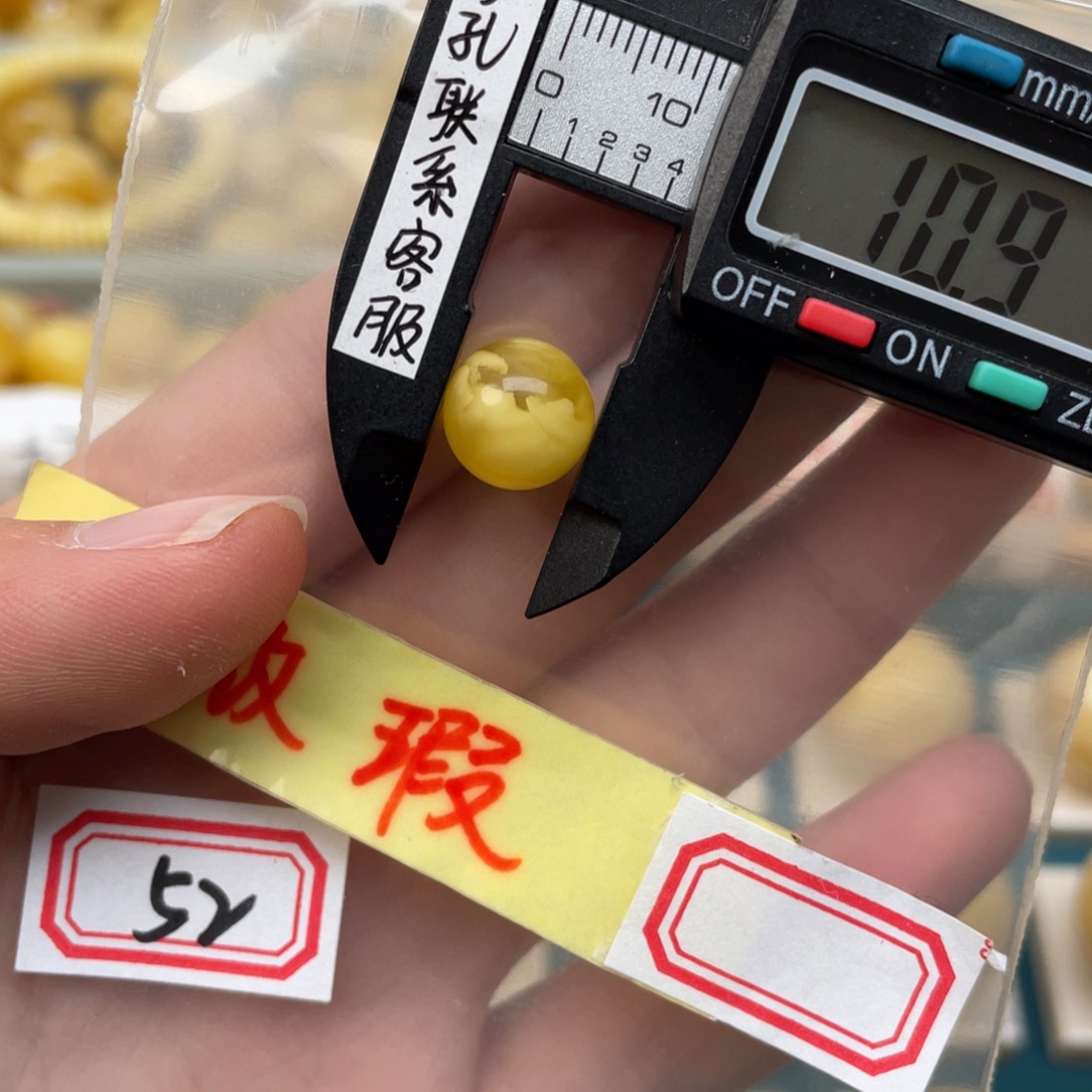 琥珀裸石未镶嵌哈**少微瑕